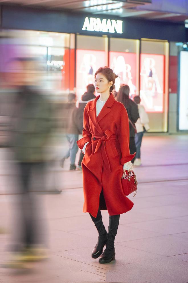 冬日女神！揭秘红黑穿搭秘诀凯发k8赞助马竞你也能成为
