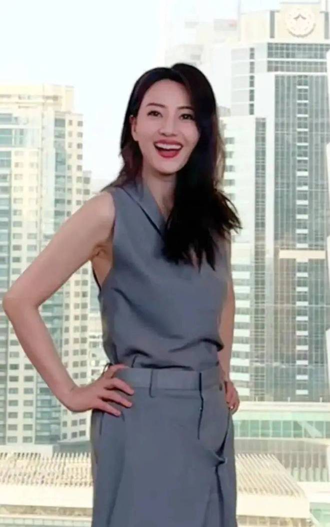 网友：她是很会穿的梦中情姐45岁高圆圆分享酷飒穿搭(图4)