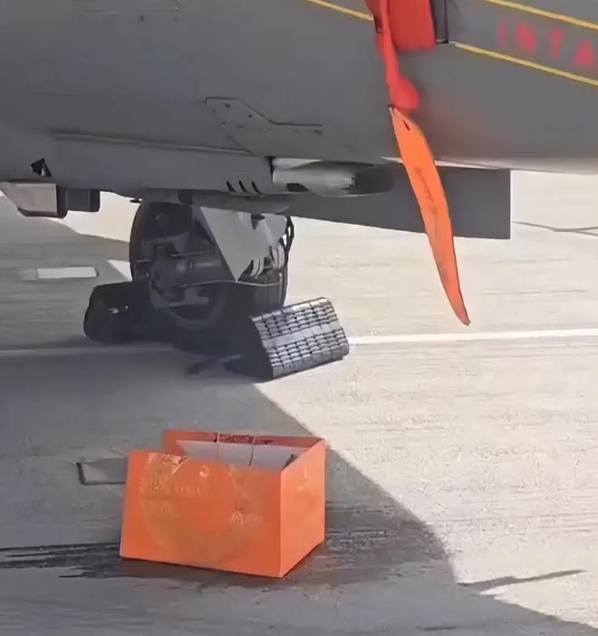 毁人亡！莫迪的制造大国梦又碎了当着全世界的面印度光辉战机坠(图21)