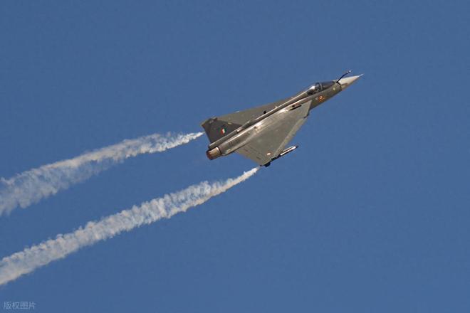 毁人亡！莫迪的制造大国梦又碎了当着全世界的面印度光辉战机坠(图22)